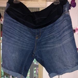 Liz Lange Bermuda maternity shorts